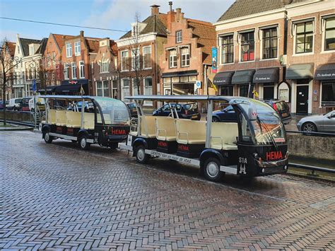 Een afbeelding van een shuttlebus op een luchthaven
