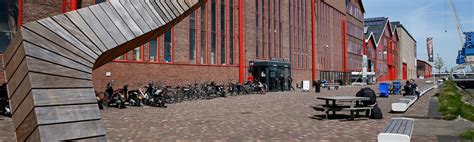 Foto van de RDM Campus in Rotterdam, een centrum voor onderwijs, bedrijven en evenementen.