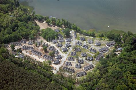 Luchtfoto van vakantiepark Schlosspark Bad Saarow met het Scharmützelmeer op de achtergrond