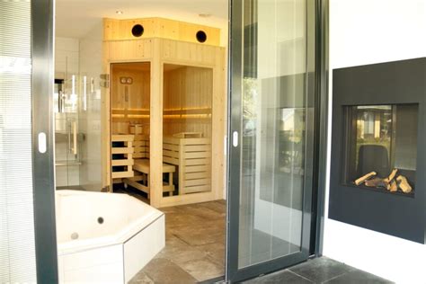 Interieurfoto van een luxe bungalow met sauna en open haard