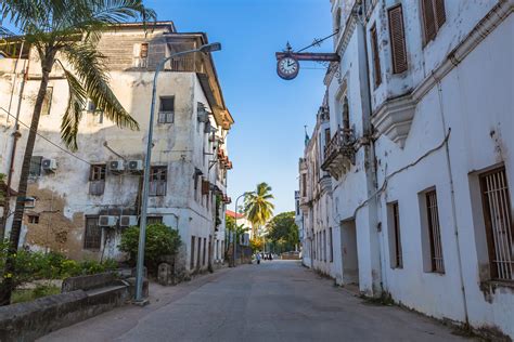 Sfeervolle, smalle straat in Stone Town, Zanzibar, met traditionele architectuur