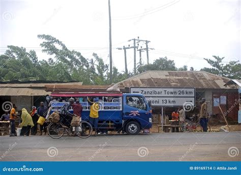 Een Dalla-Dalla, de lokale minibus, op Zanzibar