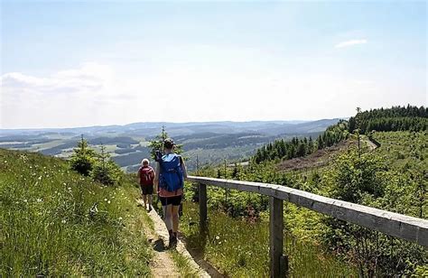 Panoramisch uitzicht over Winterberg in de zomer met groene heuvels en wandelpaden