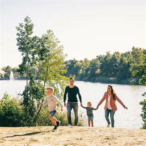 Illustratie van een gelukkige familie op een vakantiepark van Roompot, met nadruk op natuurlijke elementen.