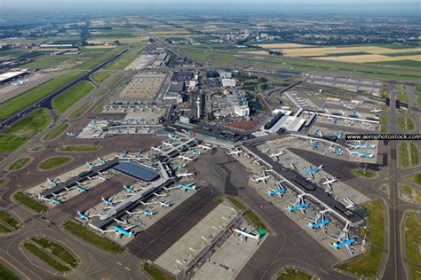 Luchtfoto van Schiphol met focus op het VIP Centre.