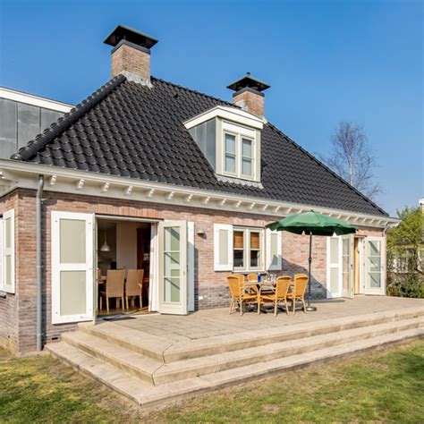 Luxe villa's van Vakantiepark Buitenplaats De Hildenberg omgeven door groen
