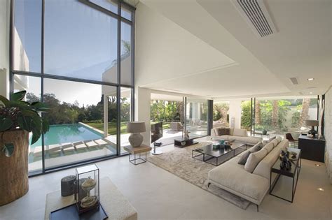 Interieur van een luxe villa met ruime woonkamer en terras