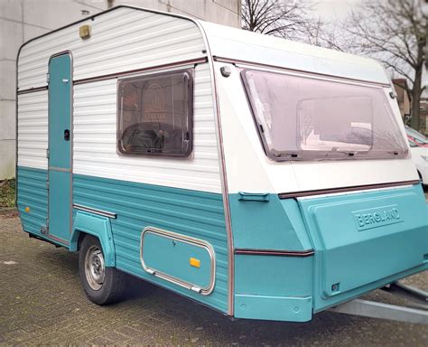 Voor en na foto's van een caravan waarbij de buitenkant is geverfd of gewrapt, met een duidelijk verschil in uitstraling.