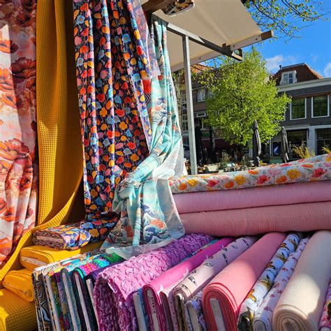 Voorbeeld van gestylde kussens in een caravan, met verschillende stoffen en kleuren.