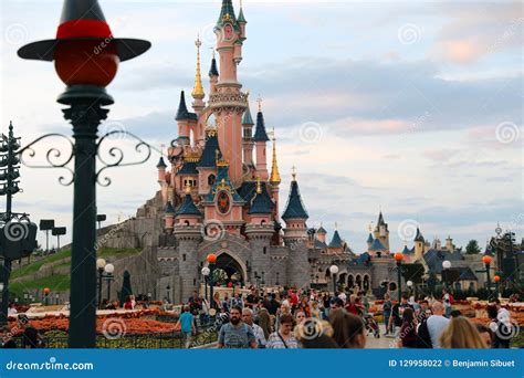 Artistieke impressie van het Disneyland Parijs kasteel bij zonsondergang