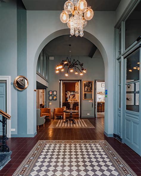 Stijlvolle lobby van Hotel Mercier met kunst aan de muur