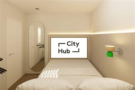 Moderne capsulekamer in CityHub, Rotterdam, met bediening via smartphone
