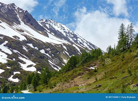 adembenemend berglandschap met verse sneeuw