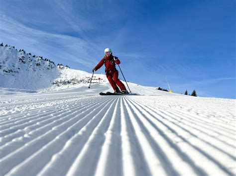 persoon die geniet van het skiën op een besneeuwde piste