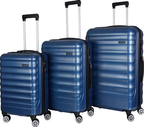 Collage van diverse reiskoffers uit de sale van The Little Green Bag.