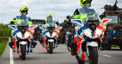 Illustratie van de Koninklijke Marechaussee die controles uitvoert in een grensgebied