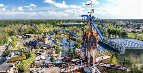 Het themagebied Avalon in Toverland, prachtig verlicht in de avondschemering.