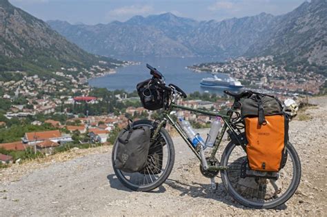 Een fietser met bepakking geniet van een schilderachtig landschap