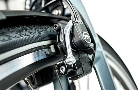 Een gedetailleerde foto van de remmen en versnellingen van een fiets