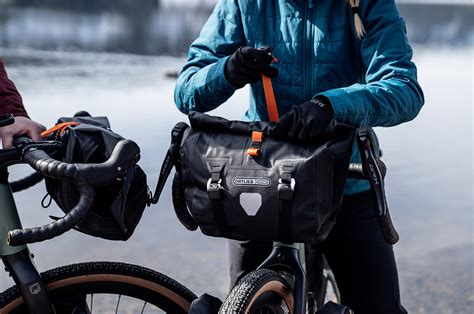 Een set waterdichte fietstassen van het merk Ortlieb
