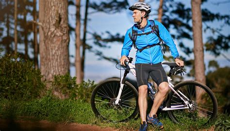 Een fietser in ademende, technische fietskleding