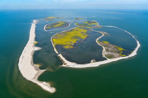 Panoramisch uitzicht over de Marker Wadden met water, eilanden en vogelkijkhutten