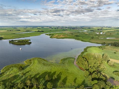 Landschapsfoto van Nationaal Park Weerribben-Wieden met waterwegen, rietkragen en veel groen.