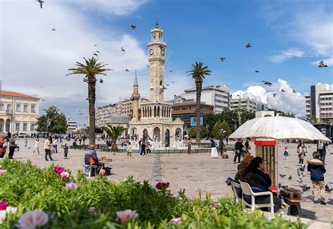 Panoramisch uitzicht op Izmir met de klokkentoren en de haven