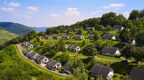 Panorama van het Moezeldal met wijngaarden en het vakantiepark Landal Mont Royal.