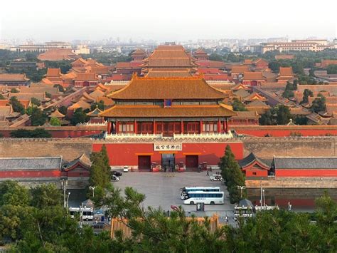 De Verboden Stad in Beijing, met zijn kenmerkende gele daken en rode muren.