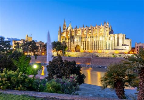 Artistieke impressie van de Kathedraal La Seu in Palma de Mallorca met op de voorgrond de Middellandse Zee.