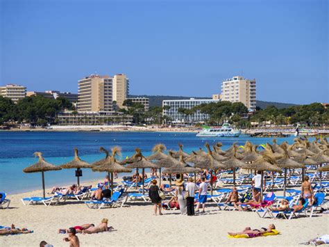 Een feestelijke sfeer in Magaluf met verlichte bars en club aan de boulevard.