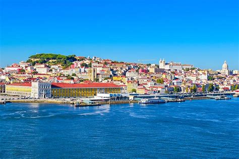 Kleurrijk uitzicht over de stad Lissabon met de Taag