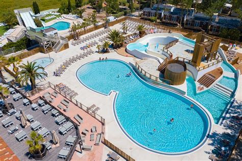 Gezinsplezier in het waterpark van Camping Sandaya Blue Bayou met glijbanen en zwembaden