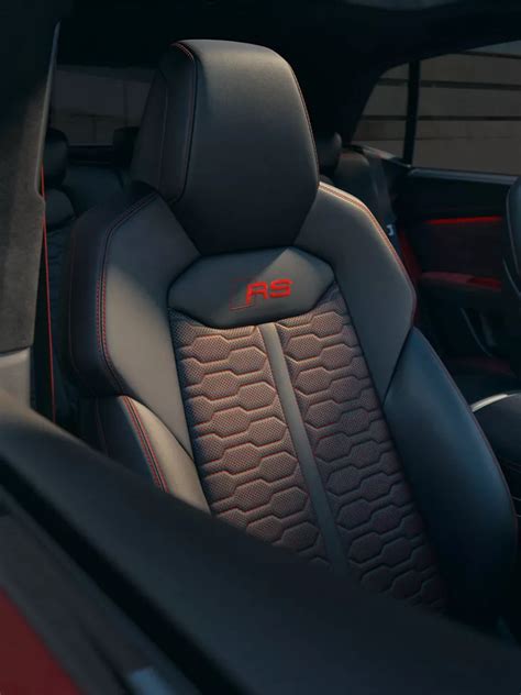 Interieur van een Audi RS6 met sportstoelen en modern dashboard