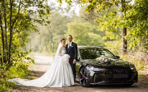 Audi RS6 als trouwauto met bloemversiering