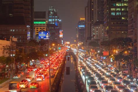 Een drukke straat in Bangkok met tuktuks en taxi's