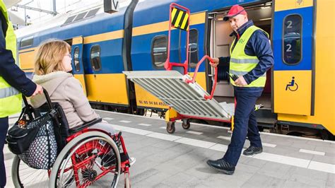 Illustratie van een medewerker van de NS die passagier met rolstoel helpt