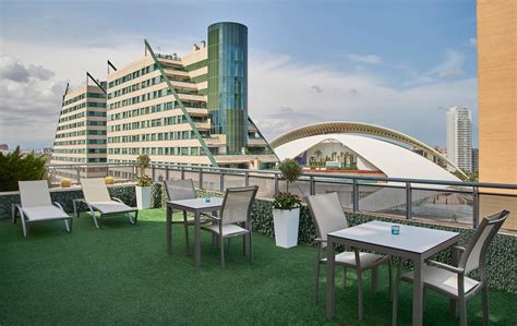 Uitzicht op NH Valencia Las Artes met zwembaden en zonneterras