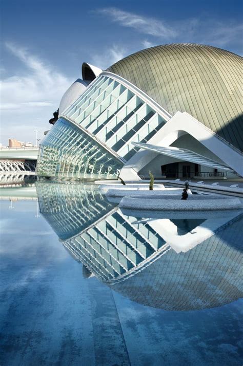 Artistieke weergave van de moderne architectuur van Rooms Ciencias in de buurt van de Stad van Kunsten en Wetenschappen