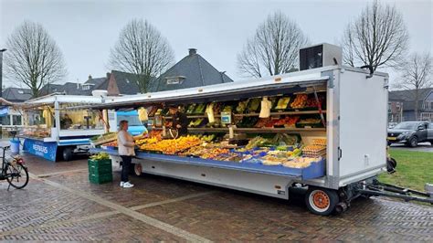 Levendige sfeer in de Mercado Central, met diverse kramen vol verse producten