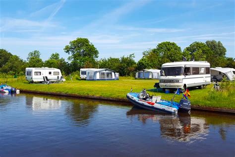 Verschillende soorten accommodaties op een camping aan het water