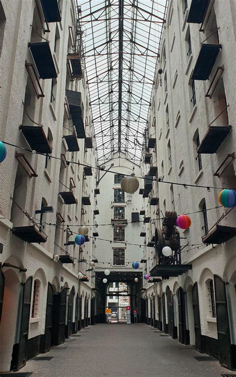 een sfeervol straatbeeld in de wijk 't Eilandje in Antwerpen met historische pakhuizen