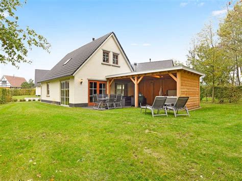 interieurfoto van een luxe villa op Landal Kasteeldomein De Cauberg met moderne inrichting en uitzicht