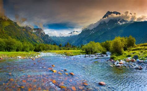 Landschap met bergen en een rivier