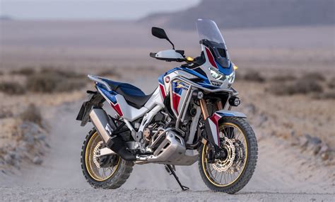 Detailfoto van het stuur met diverse knoppen van de Honda Africa Twin