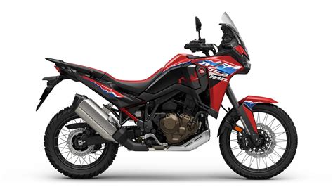 Honda Africa Twin rijdt door een stoffige offroad pad in de Bardenas Reales