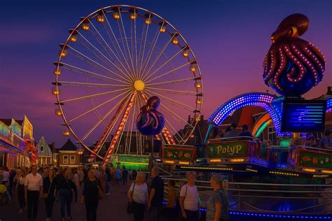 Historische afbeelding van een kermis met veel volk en diverse vermaakjes