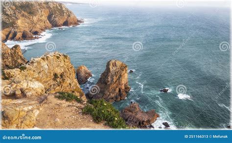 Panoramisch uitzicht op de kustlijn van Portugal met kliffen en de oceaan