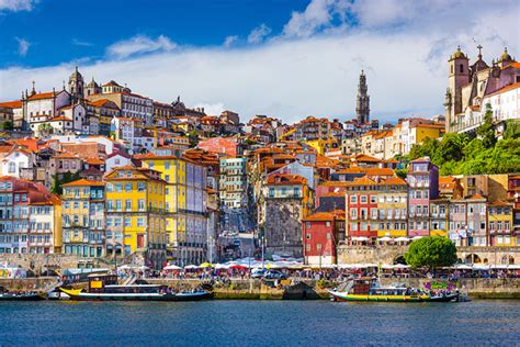 Kleurrijke huizen aan de Douro-rivier in Porto